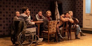 ηθοποιοι γυρω απο τραπεζι