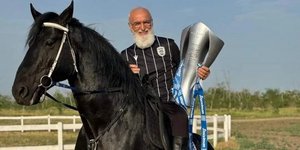 Ο Ιβάν Σαββίδης με την κούπα του πρωταθλήματος της Super League