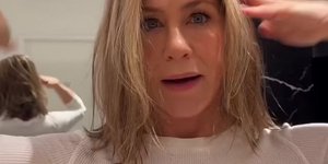 Η Τζένιφερ Άνιστον διαφημίζει νέο προϊόν μαλλιών