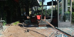 Σαν βομβαρδισμένη η καφετέρια στη Συγγρού μετά το τροχαίο