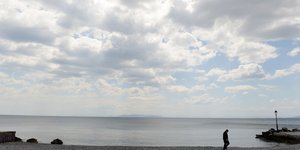 Συννεφιά πάνω από παραλία