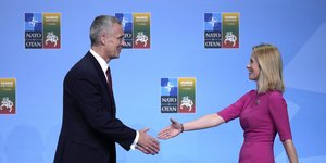 Χειραψία Στόλτενμπεργκ - Κάγιας