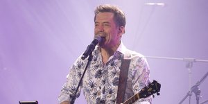 Ο τραγουδιστής Θάνος Καλλίρης 