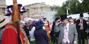 Ο βασιλιάς Κάρολος στο Garden Party του Παλατιού