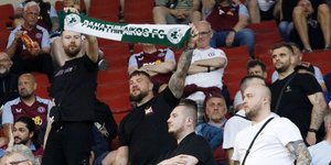 Ολυμπιακός-Άστον Βίλα: Ένταση στις κερκίδες του «Γ. Καραϊσκάκης» -Άγγλοι οπαδοί έδειξαν κασκόλ του Παναθηναϊκού