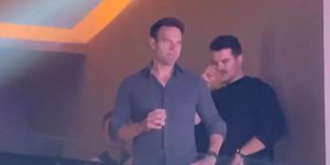 Ο Στέφανος Κασσελάκης στο νυχτερινό κέντρο που εμφανίζεται ο Κωνσταντίνος Αργυρός