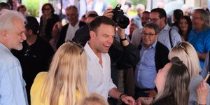 Ο Στέφανος Κασσελάκης μιλάει με πολίτες στην Αρτα