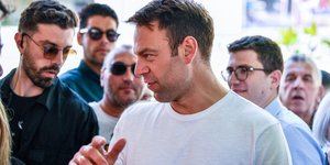 O Στέφανος Κασσελάκης συνομιλεί με πολίτες