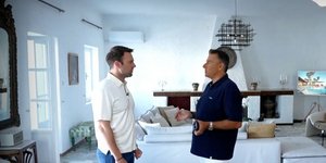 O Γιώργος Λιάγκας στο σπίτι του Στέφανου Κασσελάκη στις Σπέτσες