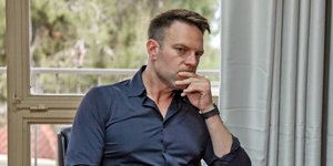 Ο πρόεδρος του ΣΥΡΙΖΑ, Στέφανος Κασσελάκης, σκεπτικός