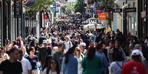 Λαοθάλασσα για τα ψώνια του Πάσχα στην Ερμού 