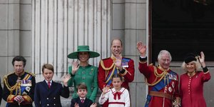 Η βασιλική οικογένεια στο μπαλκόνι για το Trooping the Colour