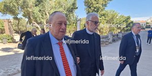 O Τζων Κατσιματίδης με τον father Alex