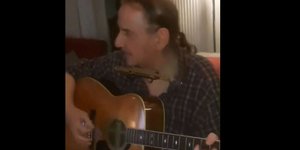 Δείτε τον Πάνο Κατσιμίχα να παίζει τον ύμνο του Παναθηναϊκού μετά την κούπα στη Euroleague -«Σέξι 13» [βίντεο]