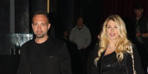 Η Κωνσταντίνα Σπυροπούλου με τον Βασίλη Σταθοκωστόπουλου στα μπουζούκια -Με super μίνι φόρεμα σε προχωρημένη εγκυμοσύνη