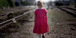 Κοριτσάκι περπατάει μόνο του 