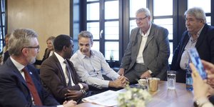 Ο πρωθυπουργός Κυριάκος Μητσοτάκης με τον Διευθυντή του Κέντρου Παγκόσμιας Κληρονομιάς της UNESCO, Lazare Eloundou Assomo, στη Βίτσα Ιωαννίνων