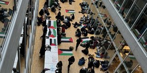 Φοιτητές στη Λωζάννη με σημαίες της Παλαιστίνης