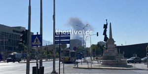 Ο καπνός από την φωτιά στο λεωφορείο