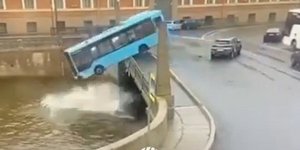 Λεωφορείο έπεσε σε ποτάμι στην Αγία Πετρούπολη