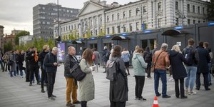 Κόσμος στη Λιθουανία περιμένει να ψηφίσει 