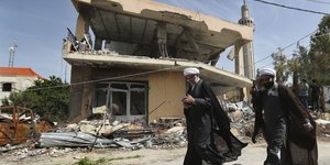 Λιβανέζοι περνούν από ετοιμόρροπο κτίριο