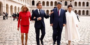 Το ζεύγος Εμανουέλ και Μπριζίτ Μακρόν υποδέχεται τον πρόεδρο της Κίνας Σι Τζινπινγκ με την σύζυγό του Πενγκ Λιγουαν