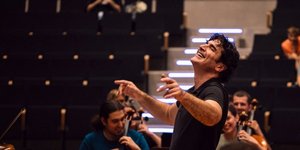 Άνδρας μαέστρος ορχήστρα  Παπαλιάτης Maestro 