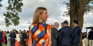 Η καλεσμένη ενός γάμου με το πιο πρωτότυπο εμπριμέ φόρεμα θα μπορούσε να είναι μόνο Πορτογαλίδα