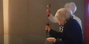 Ηλικιωμένες σπάνε τη προθήκη της Magna Carta