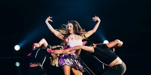 Η Μαρίνα Σάττι χορεύει στη σκηνή της Eurovision κατά τη διάρκεια της πρόβας της