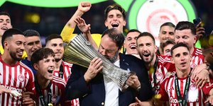 Ο Βαγγέλης Μαρινάκης με την κούπα του Conference League