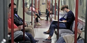 Επιβάτες με μάσκες κατά της Covid στο μετρό του Λονδίνου