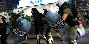 ΜΑΤ συλλαμβάνουν διαδηλωτή