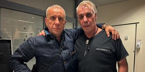 Ο Μαζωνάκης σε viral φωτογραφία με τον... σωσία του, τον τραγουδιστή τον Rammstein