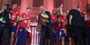 Τρελαμένος ο Μνετιλίμπαρ άρχισε τα «Όλε, όλε» με τον κόσμο του Ολυμπιακού