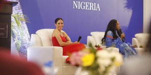 Η Μέγκαν Μάρκλ εξηγεί γιατί εμφανίστηκε με κόκκινο φόρεμα στη Νιγηρία