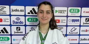 Η Σοφία Ματζηρίδη με το μετάλλιο στο στήθος