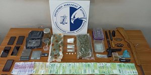 Τα πράγματα που κατασχέθηκαν μετά τη σύλληψη του 26χρονου στη Μεταμόρφωση