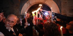 Από το Ελ. Βενιζέλος στο Μετόχι του Παναγίου Τάφου στην Πλάκα το Άγιο Φως
