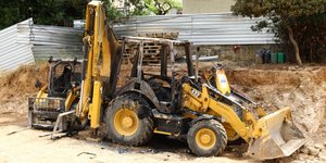 Καμμένα μηχανήματα και φθορές από επίθεση αγνώστων με μολότοφ στο εργοτάξιο του μετρό στο Γαλάτσι