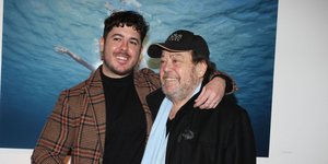 Ο Μιχαήλ Βαρθακούρης δείχνει γωνιές από το σπίτι του στην Πάρο -Το πορτραίτο του πατέρα του και το λευκό πιάνο