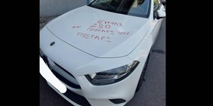 Mήνυμα σε παράνομο παρκαρισμένο αυτοκίνητο