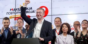 Ο εντολοδόχος πρωθυπουργός της Β. Μακεδονίας Μιτκόσκι και η πρόεδρος της χώρας Σιλιάνοφκσα 