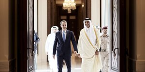 O Κυριάκος Μητσοτάκης περπατά με τον Εμίρη του Κατάρ