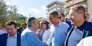 O Κυριάκος Μητσοτάκης με πολίτες στο Αργος