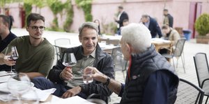 Ο Κυριάκος Μητσοτάκης με τον γιο του Κωνσταντίνο, στο κτήμα «Κυρ-Γιάννη» με τον Γ. Μπουτάρη