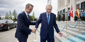 Ο Ρετζέπ Ταγίπ Ερντογάν υποδέχεται τον Κυριάκο Μητσοτάκη στην Άγκυρα