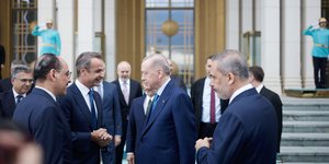 Ερντογάν και Μητσοτάκης συζητούν έξω απο το τουρκικό Μέγαρο