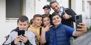 Κυριάκος Μητσοτάκης selfie με πιτσιρίκια